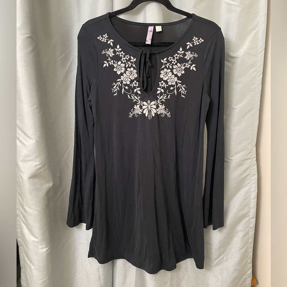 Alya size XS Long sleeve navy embroidered floral dress